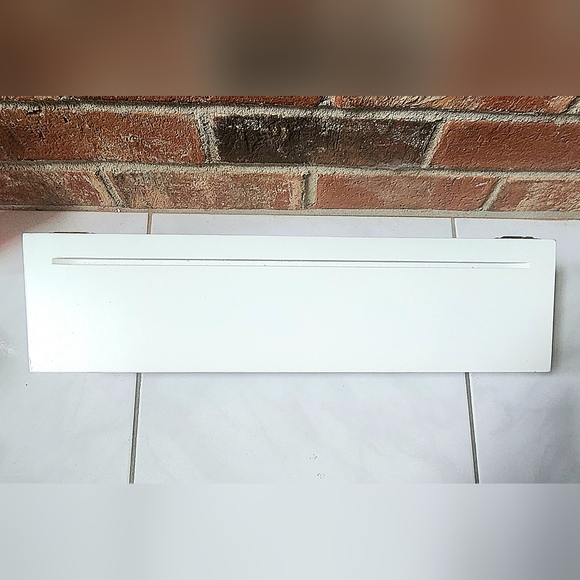 Scalloped White Wood Farmhouse Wall Shelf with Plate Groove - Picture 2 of 6